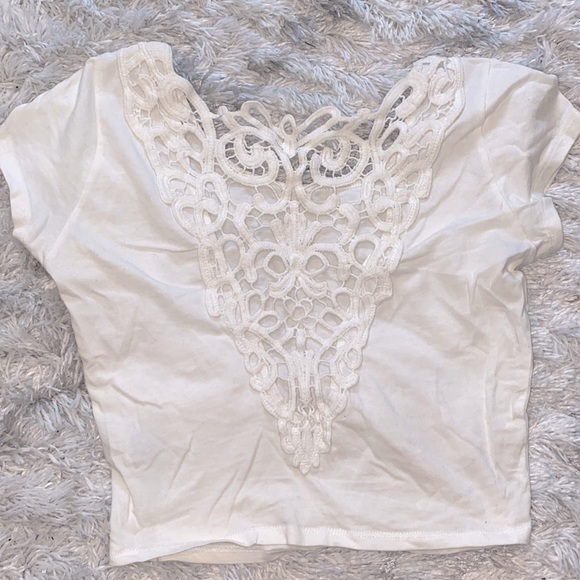White short sleeve top. Size medium. - Picture 4 of 5